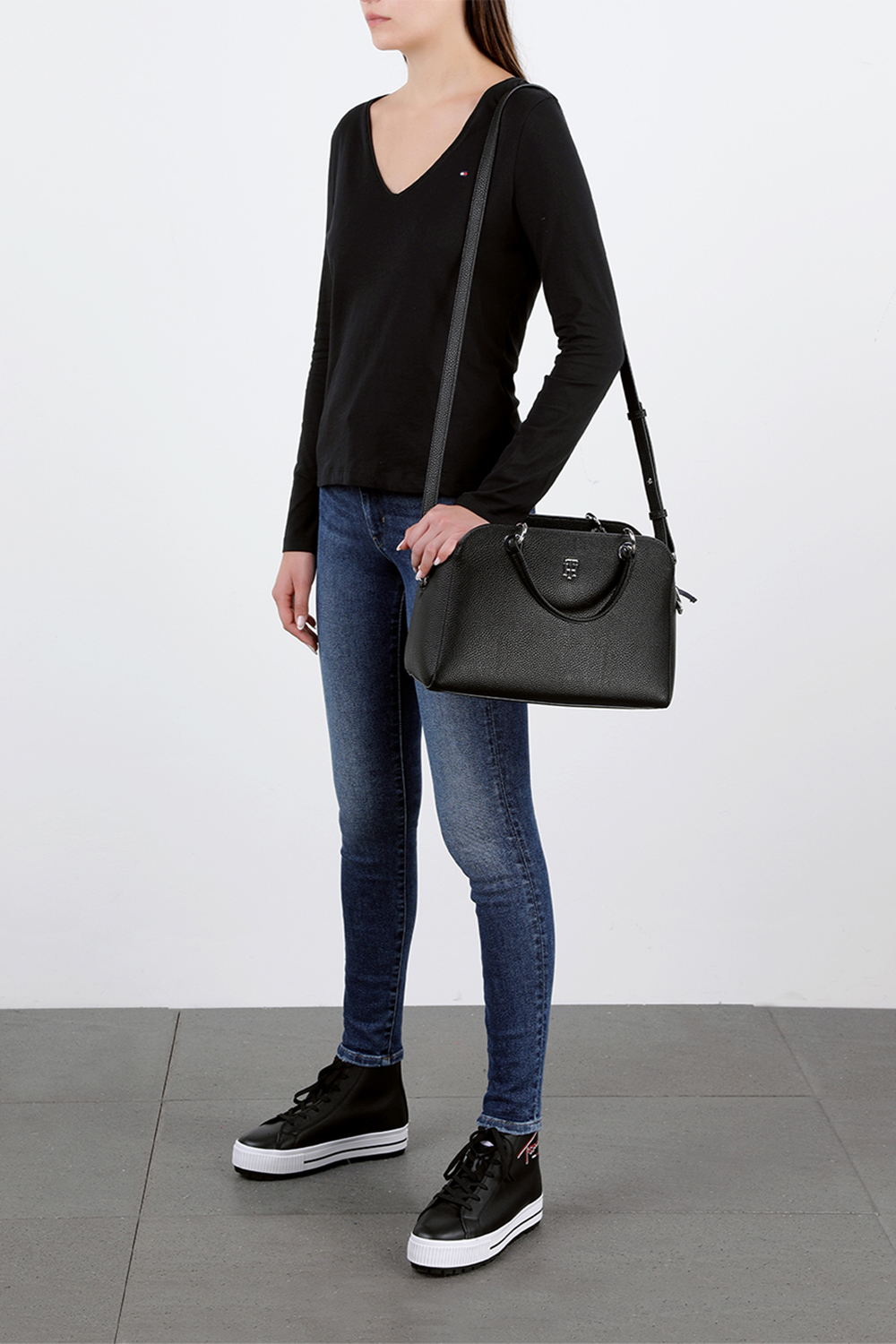 תמונת כל הלוק של Long Sleeve V-Neck T-Shirt in Black